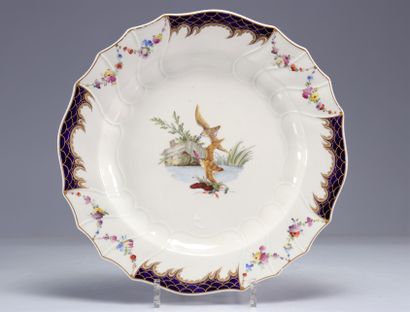 Grand plat en porcelaine de Tournai à décor...