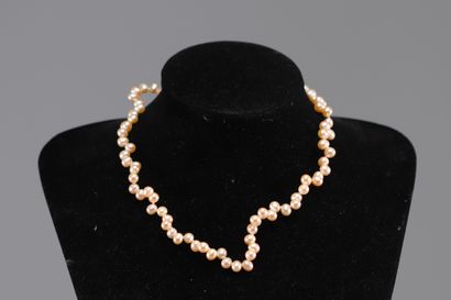 Collier en perles roses, fermoir en or 18k.
Poids:...