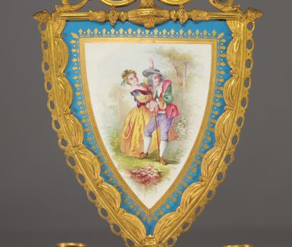 Paire d'appliques en porcelaine de Sèvres...