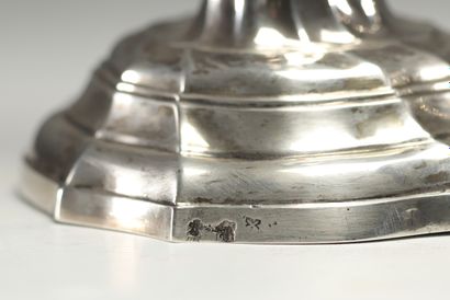 Paire de bougeoirs en argent massif Louis...