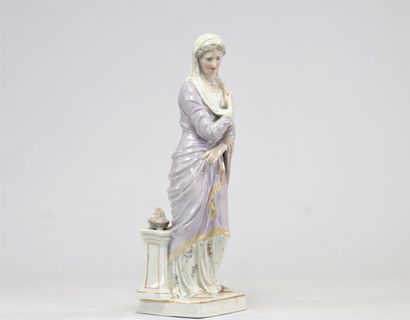 Jeune femme en porcelaine probablement du...
