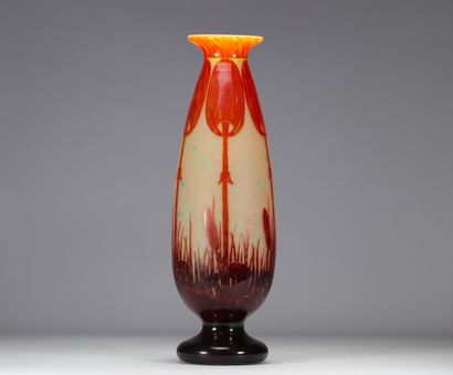 Le Verre Français grand vase dégagé à l'acide...