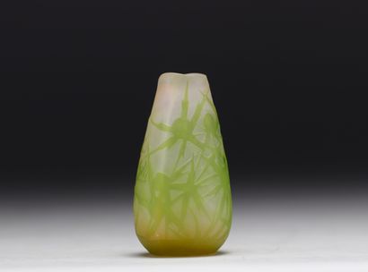 Émile GALLÉ (1846-1904) - Petit vase en verre...