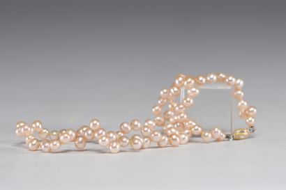 Collier en perles roses, fermoir en or 18k.
Poids:...