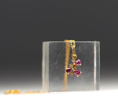 Collier en or 18k, rubis et diamants pour...