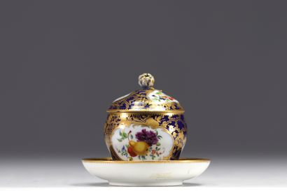 MARCOLINI, Sucrier et soucoupe en porcelaine...