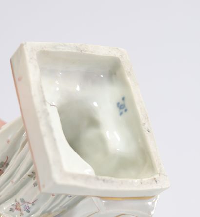 Jeune femme en porcelaine probablement du...