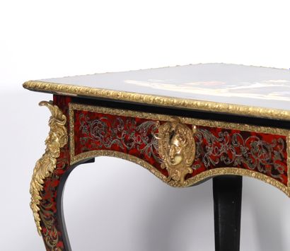 Exceptionnelle petite table en marqueterie...