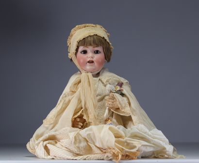 J.D. KESTNER - Bébé caractère tête en biscuit...