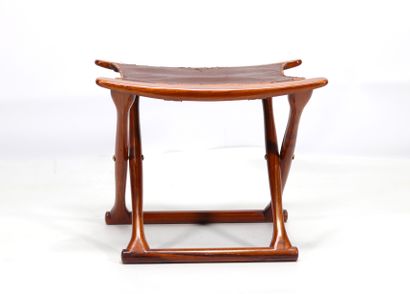 Tabouret Curule en Acajou et cuir vers 1960.
Poids:...