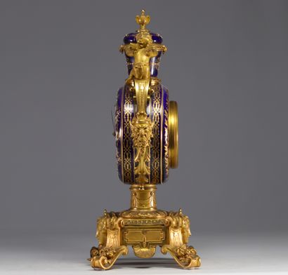 Rare pendule en porcelaine bleue de Sèvres...