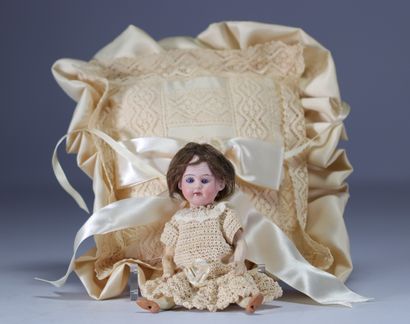 Petite poupée tête en porcelaine marquée...