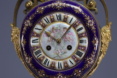 Rare pendule en porcelaine bleue de Sèvres...