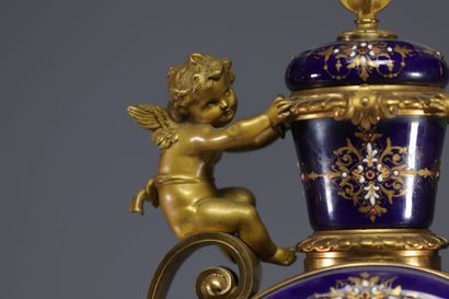 Rare pendule en porcelaine bleue de Sèvres...