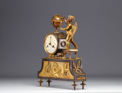 Rare pendule d'époque Empire en bronze doré...