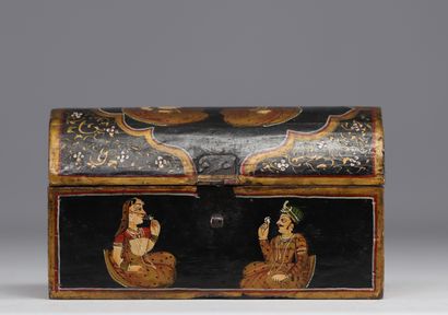 Inde - Coffret en bois peint à décor de personnages...