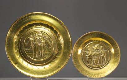 Ensemble de deux plats à offrandes en laiton...