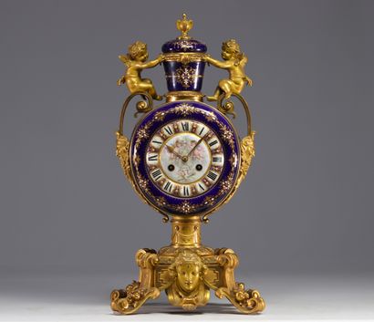 Rare pendule en porcelaine bleue de Sèvres...