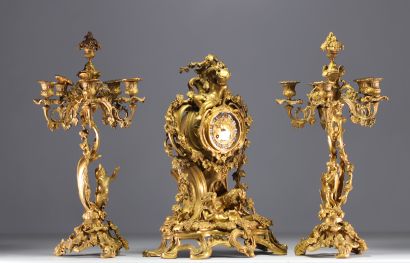 Pendue de cheminée de style Louis XV en bronze...