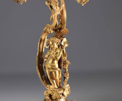Pendue de cheminée de style Louis XV en bronze...