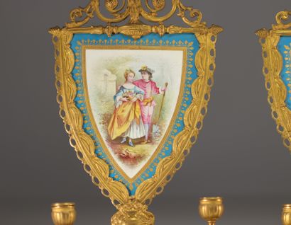 Paire d'appliques en porcelaine de Sèvres...