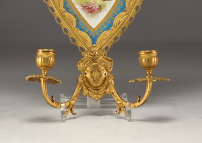 Paire d'appliques en porcelaine de Sèvres...