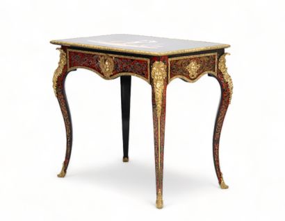 Exceptionnelle petite table en marqueterie...