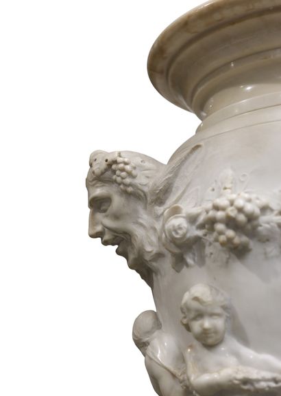 Imposante urne en marbre de carrare à décor...