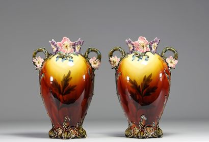 Paire de vases Art Nouveau en faïence majolique,...