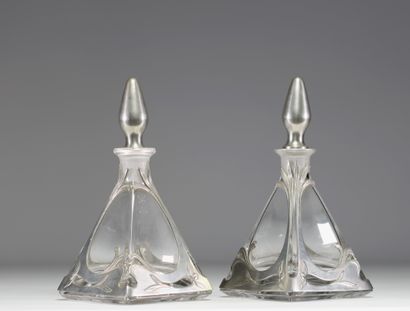 Paire de carafes en verre et étain de style...