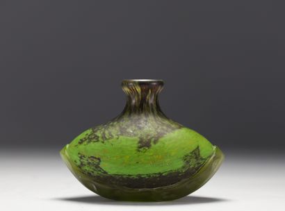 DAUM Nancy - Vase en verre vert marmoréen...