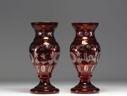 Paire de vases grenat de forme Médicis en...