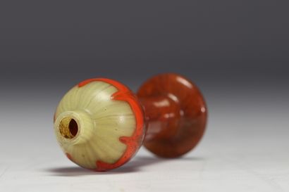 Petit vase Art Nouveau en verre multicouche...