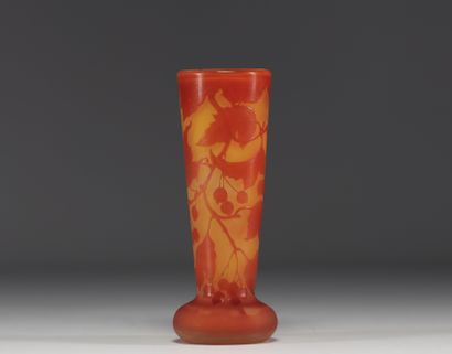 Émile GALLÉ (1846-1904) Vase en verre multicouche...