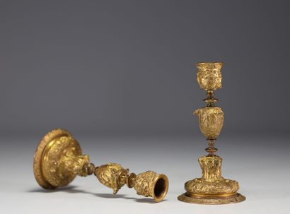 Paire de bougeoirs en bronze doré, décor...