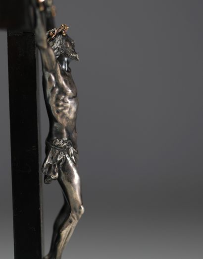 Christ en Croix en argent massif, couronne...