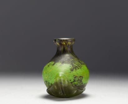 DAUM Nancy - Vase en verre vert marmoréen...