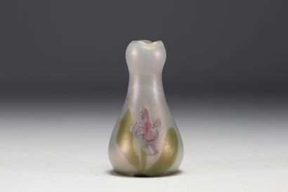 Petit vase Art Nouveau en verre multicouche...