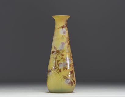 Émile GALLÉ (1846-1904) Vase en verre multicouche...
