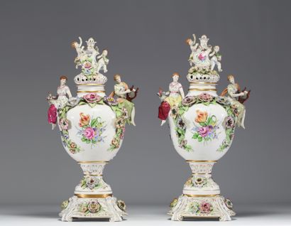 Paire de vases couverts en porcelaine à riche...