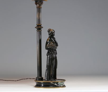 Lampe en bronze représentant une femme à...