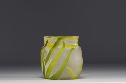 Émile GALLÉ (1846-1904) Coupe en verre multicouche...