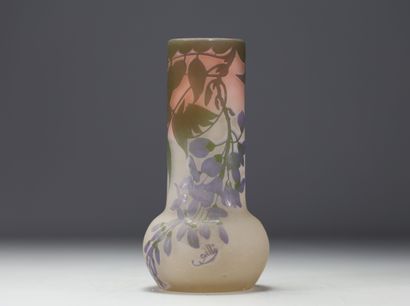 Émile GALLÉ (1846-1904) Vase en verre multicouche...