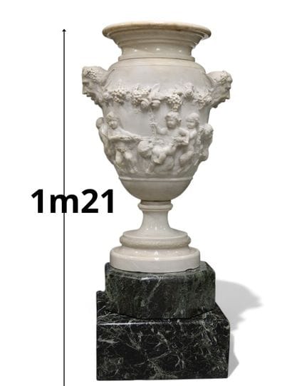 Imposante urne en marbre de carrare à décor...