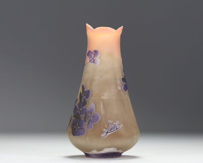 Émile GALLÉ (1846-1904) Vase en verre multicouche...