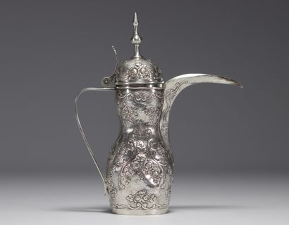 Verseuse ottomane en argent repoussé à décor...