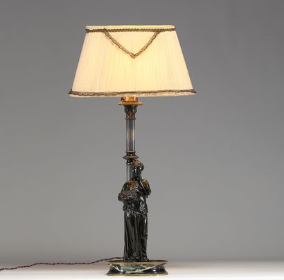 Lampe en bronze représentant une femme à...