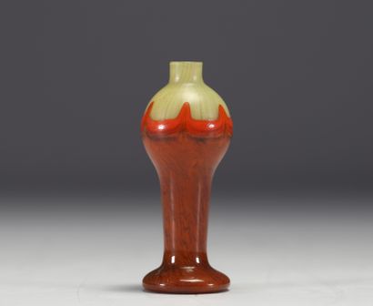 Petit vase Art Nouveau en verre multicouche...