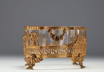 Jardinière en bronze doré et ciselé à décor...