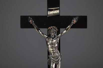 Christ en Croix en argent massif, couronne...